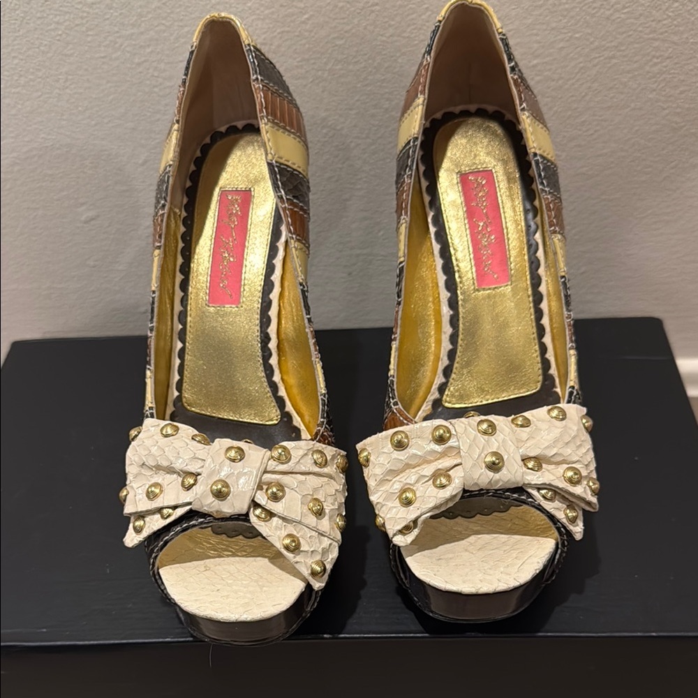 Betsey Johnson Cream and Brown High-Heeled Pumps with Bow GUC